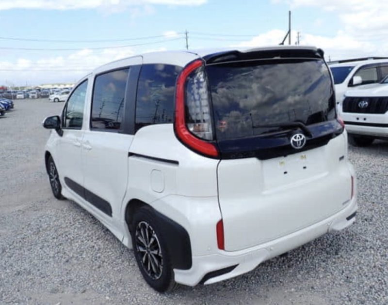 Toyota Sienta - photo 2