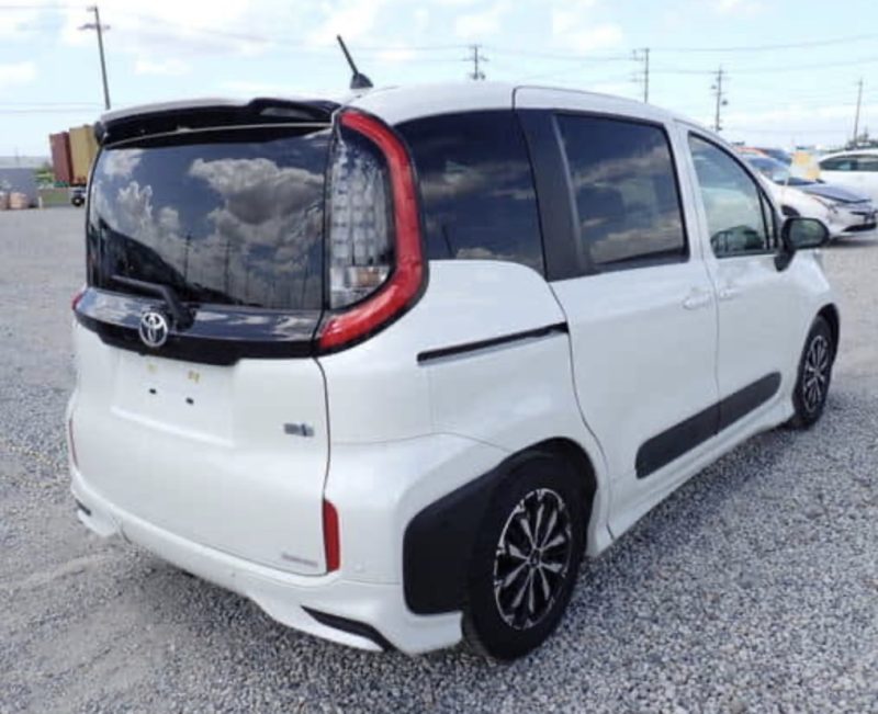 Toyota Sienta - photo 4
