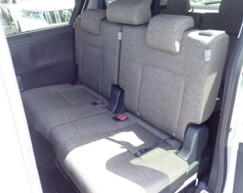 Toyota Sienta - photo 8