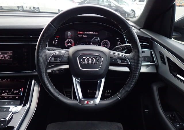 Audi Q8 55TFSi Quattro Debut Package  - photo 2