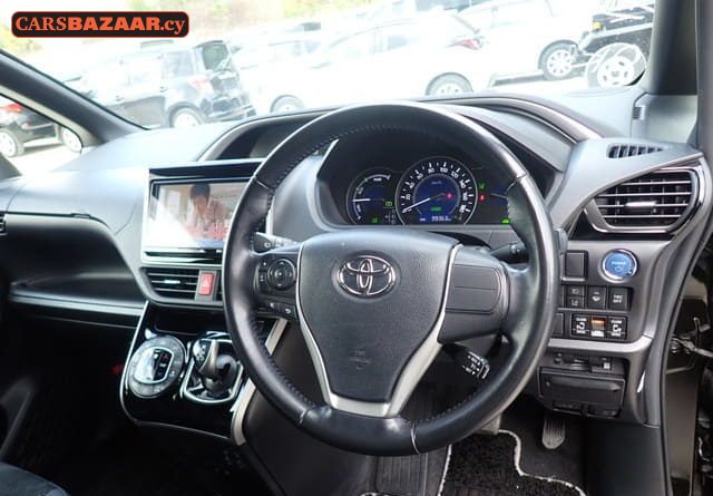 Toyota Voxy - photo 2