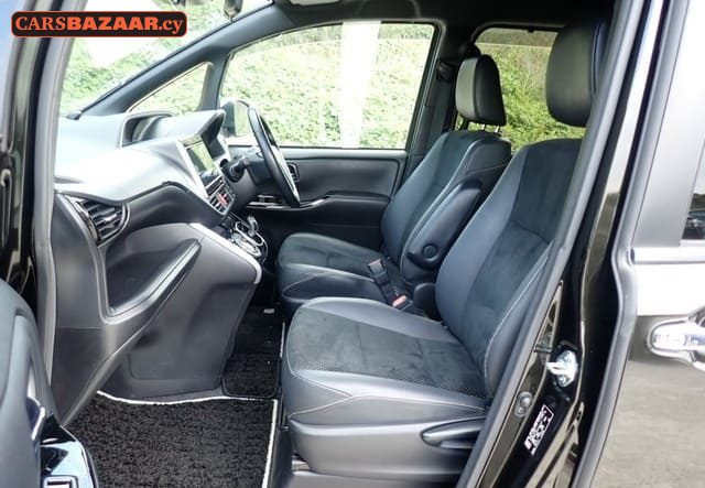Toyota Voxy - photo 5