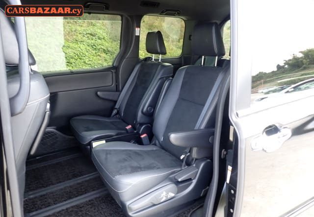 Toyota Voxy - photo 6