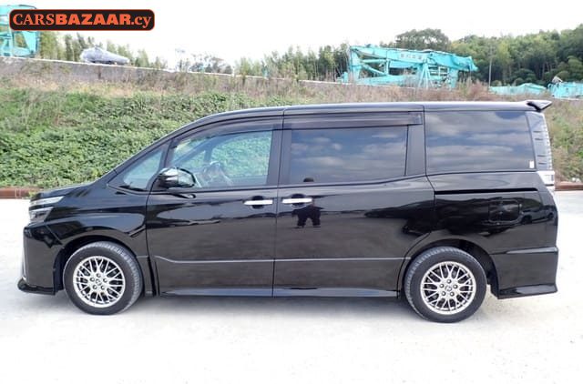 Toyota Voxy - photo 9