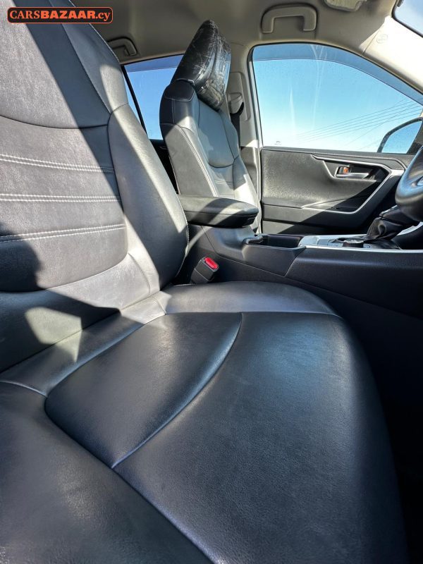 Toyota RAV4 - photo 8